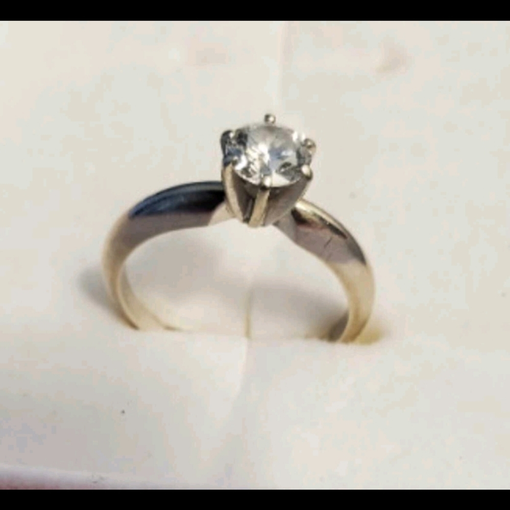 Elegant diamond ring